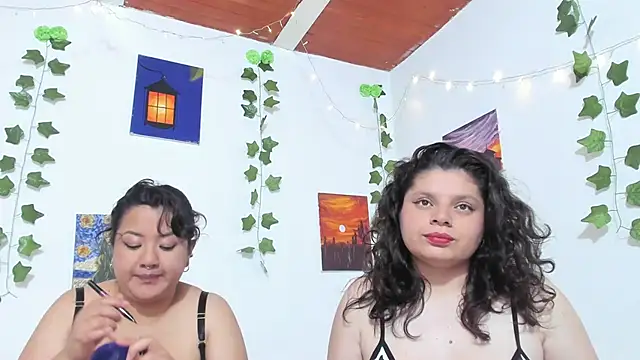 Snapshot of Karol_IsabelCouple chatting on 12/28/24, 01:39 Karol IsabelCouple online show from 12/28/24, 01:39