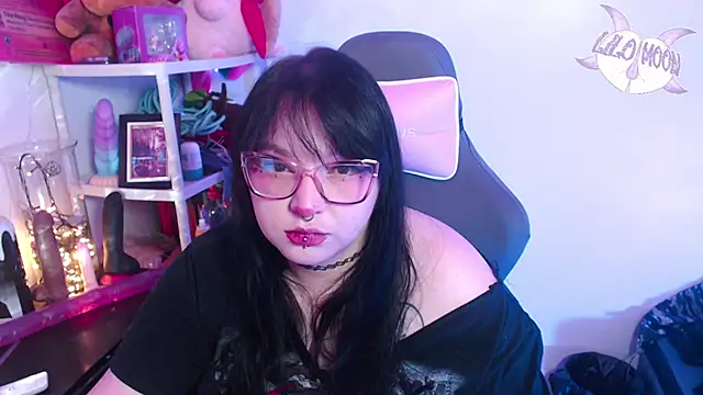 Snapshot of LiloMoon69 chatting on 01/12/25, 04:00 LiloMoon69 online show from 01/12/25, 04:00
