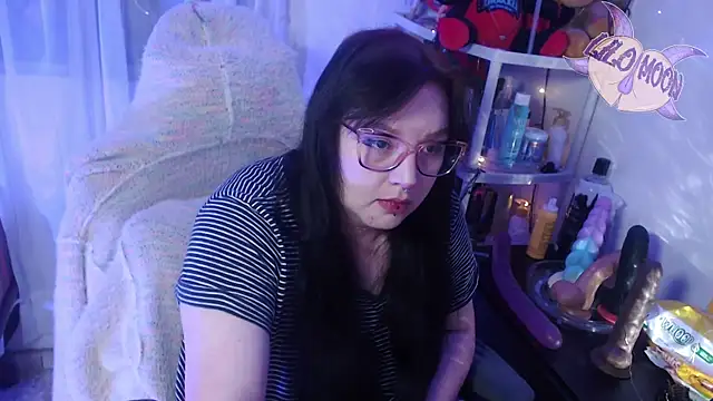 Snapshot of LiloMoon69 chatting on 03/08/25, 04:01 LiloMoon69 online show from 03/08/25, 04:01