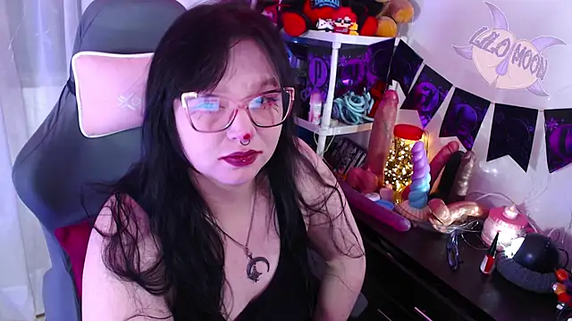 Snapshot of LiloMoon69 chatting on 10/28/25, 01:09 LiloMoon69 online show from 10/28/25, 01:09