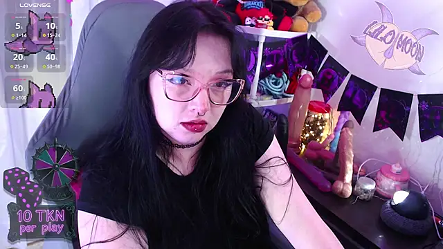 Snapshot of LiloMoon69 chatting on 11/04/25, 11:48 LiloMoon69 online show from 11/04/25, 11:48