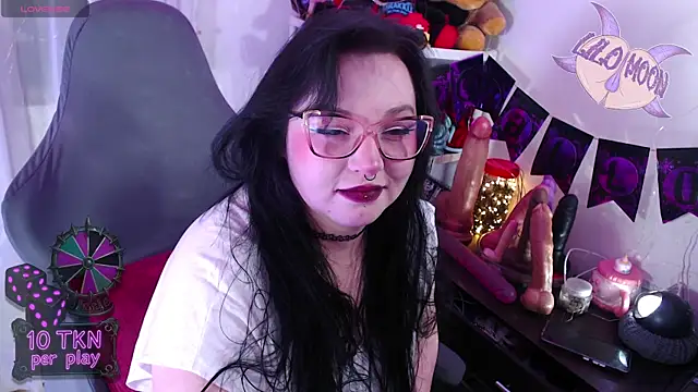 Snapshot of LiloMoon69 chatting on 11/05/25, 04:51 LiloMoon69 online show from 11/05/25, 04:51