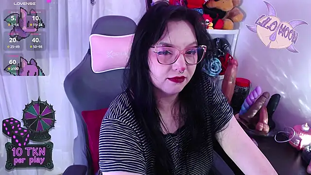 Snapshot of LiloMoon69 chatting on 11/12/25, 01:22 LiloMoon69 online show from 11/12/25, 01:22