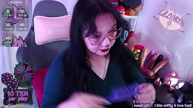 Snapshot of LiloMoon69 chatting on 11/21/25, 01:32 LiloMoon69 online show from 11/21/25, 01:32