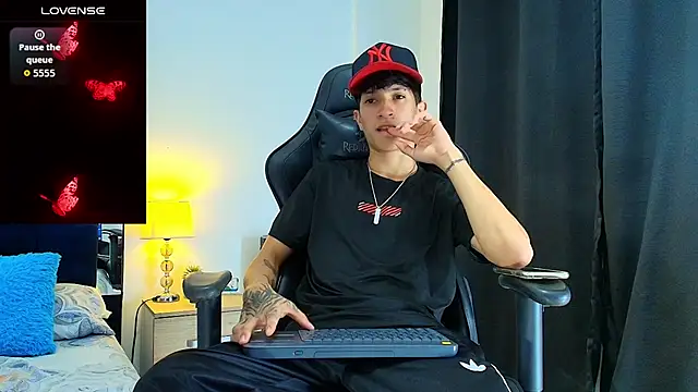 Snapshot of _CamiloBass chatting on 07/11/26, 02:14 CamiloBass online show from 07/11/26, 02:14