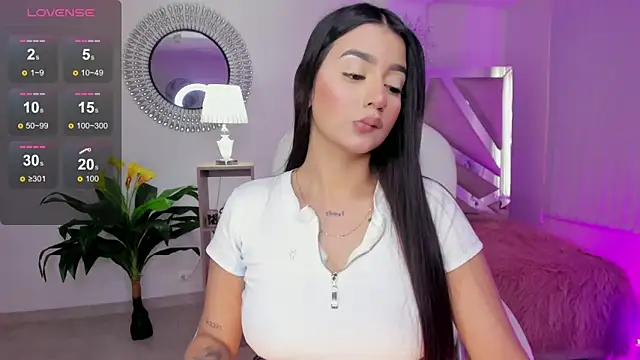 Snapshot of amelie_jhons chatting on 12/13/24, 08:37 amelie jhons online show from 12/13/24, 08:37