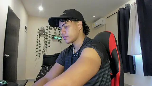 Snapshot of johan_beley_ chatting on 10/05/25, 04:49 johan beley online show from 10/05/25, 04:49