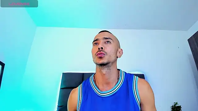 Snapshot of steven_hott8 chatting on 11/16/25, 08:25 steven hott8 online show from 11/16/25, 08:25