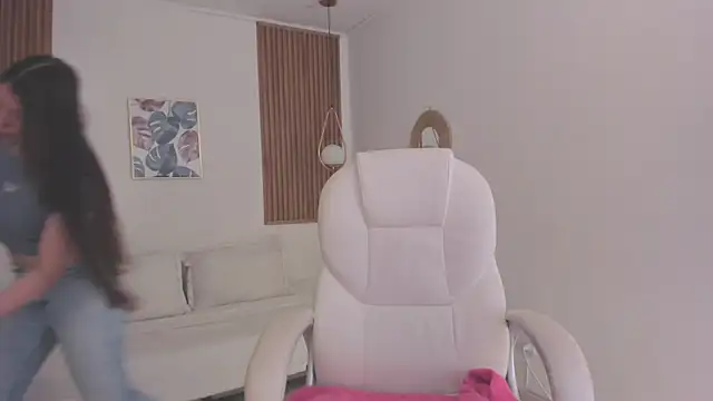 Snapshot of TiffanyWright chatting on 12/15/25, 01:26 TiffanyWright online show from 12/15/25, 01:26