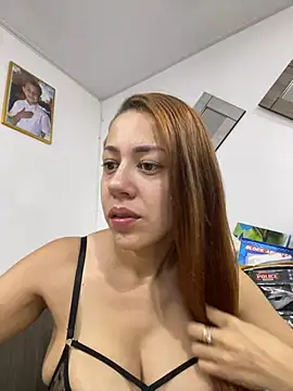 Snapshot of AnnbellaRosse chatting on 03/19/25, 02:13 AnnbellaRosse online show from 03/19/25, 02:13