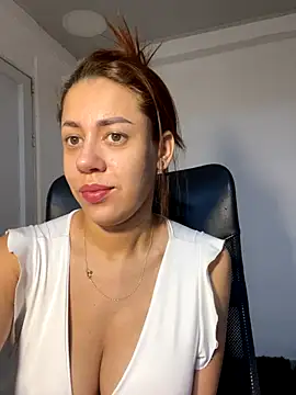 Snapshot of AnnbellaRosse chatting on 09/30/25, 03:50 AnnbellaRosse online show from 09/30/25, 03:50