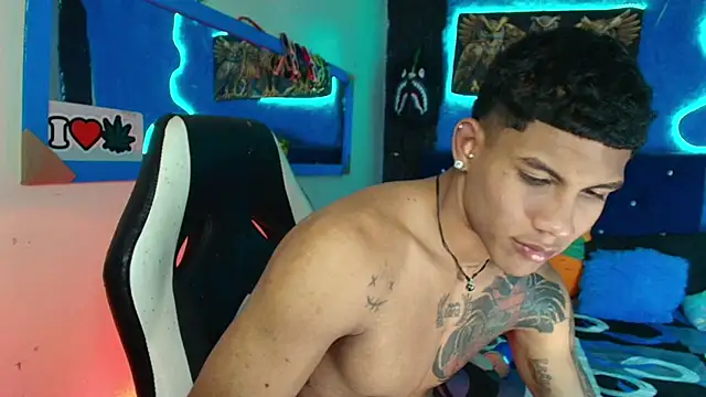 Snapshot of Damian_latinxxx chatting on 01/28/25, 08:36 Damian latinxxx online show from 01/28/25, 08:36