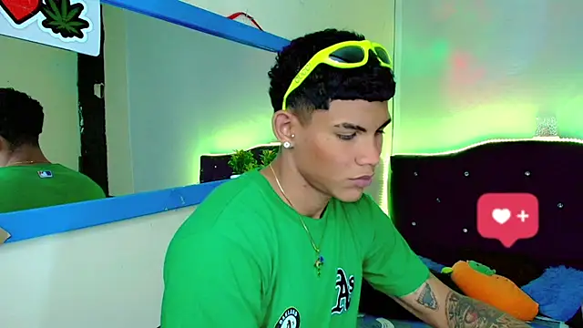 Snapshot of Damian_latinxxx chatting on 02/03/25, 10:58 Damian latinxxx online show from 02/03/25, 10:58