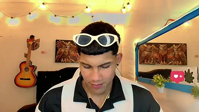 Snapshot of Damian_latinxxx chatting on 02/08/25, 02:47 Damian latinxxx online show from 02/08/25, 02:47