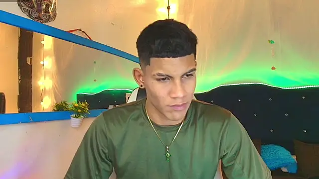 Snapshot of Damian_latinxxx chatting on 02/13/25, 06:30 Damian latinxxx online show from 02/13/25, 06:30