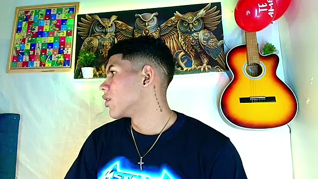 Snapshot of Damian_latinxxx chatting on 02/15/25, 07:06 Damian latinxxx online show from 02/15/25, 07:06