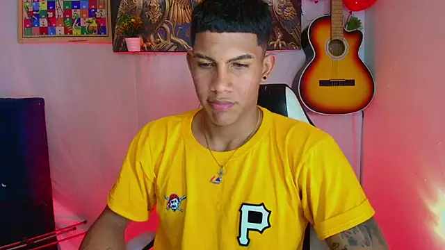 Snapshot of Damian_latinxxx chatting on 02/16/25, 01:14 Damian latinxxx online show from 02/16/25, 01:14