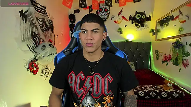 Snapshot of Damian_latinxxx chatting on 10/17/25, 02:59 Damian latinxxx online show from 10/17/25, 02:59