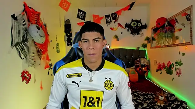 Snapshot of Damian_latinxxx chatting on 10/27/25, 03:10 Damian latinxxx online show from 10/27/25, 03:10