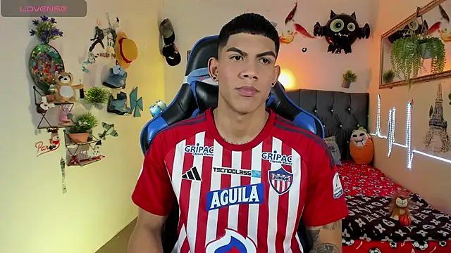 Snapshot of Damian_latinxxx chatting on 11/17/25, 03:01 Damian latinxxx online show from 11/17/25, 03:01