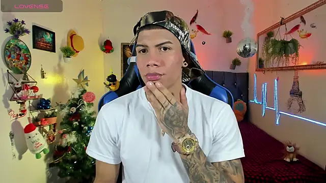 Snapshot of Damian_latinxxx chatting on 11/27/25, 02:57 Damian latinxxx online show from 11/27/25, 02:57