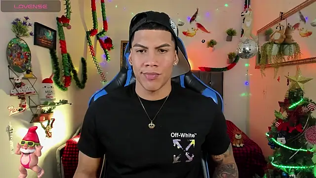 Snapshot of Damian_latinxxx chatting on 12/17/25, 03:12 Damian latinxxx online show from 12/17/25, 03:12