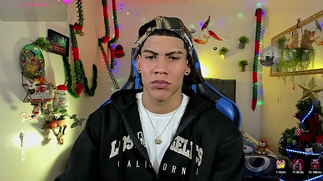 Snapshot of Damian_latinxxx chatting on 12/20/25, 03:02 Damian latinxxx online show from 12/20/25, 03:02