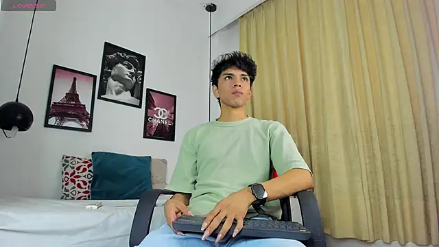 Snapshot of Santy_carrington chatting on 12/21/24, 08:10 Santy carrington online show from 12/21/24, 08:10