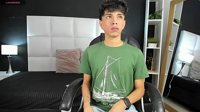 Snapshot of Santy_carrington chatting on 12/23/24, 05:54 Santy carrington online show from 12/23/24, 05:54