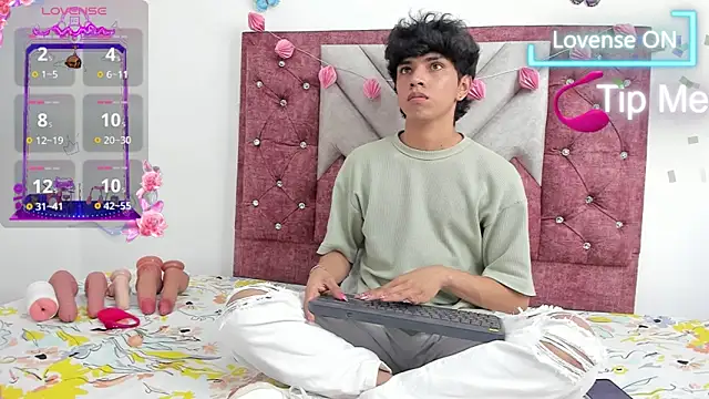 Snapshot of Santy_carrington chatting on 03/03/25, 08:21 Santy carrington online show from 03/03/25, 08:21