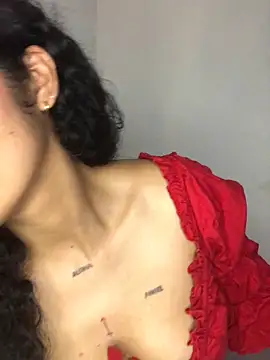 Snapshot of jaderossxx chatting on 12/16/24, 06:05 jaderossxx online show from 12/16/24, 06:05