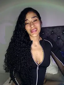 Snapshot of jaderossxx chatting on 11/22/25, 04:11 jaderossxx online show from 11/22/25, 04:11