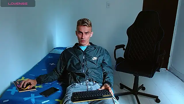 Snapshot of bray_hotboy777 chatting on 10/11/25, 03:32 bray hotboy777 online show from 10/11/25, 03:32