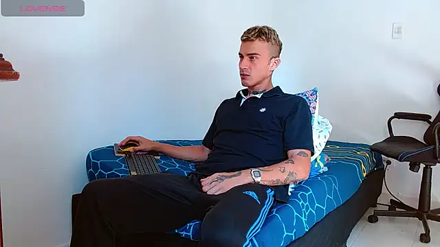 Snapshot of bray_hotboy777 chatting on 10/31/25, 01:45 bray hotboy777 online show from 10/31/25, 01:45