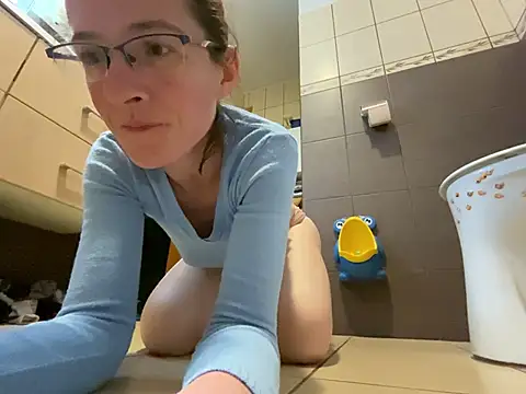 Snapshot of Milky_hairy_mommy chatting on 01/16/26, 08:46 Milky hairy mommy online show from 01/16/26, 08:46