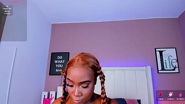 Snapshot of Britanymooree chatting on 09/25/25, 08:01 Britanymooree online show from 09/25/25, 08:01