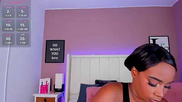 Snapshot of Britanymooree chatting on 10/22/25, 07:35 Britanymooree online show from 10/22/25, 07:35