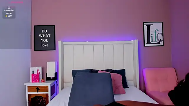 Snapshot of Britanymooree chatting on 10/23/25, 07:56 Britanymooree online show from 10/23/25, 07:56