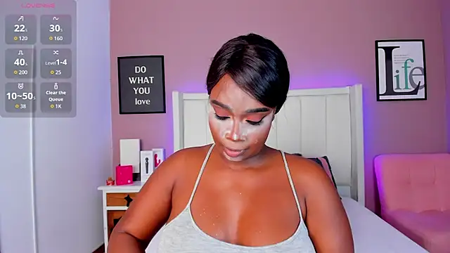 Snapshot of Britanymooree chatting on 10/28/25, 07:49 Britanymooree online show from 10/28/25, 07:49