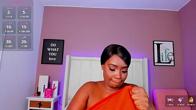 Snapshot of Britanymooree chatting on 10/30/25, 07:36 Britanymooree online show from 10/30/25, 07:36