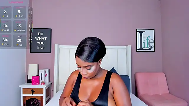 Snapshot of Britanymooree chatting on 11/03/25, 07:59 Britanymooree online show from 11/03/25, 07:59