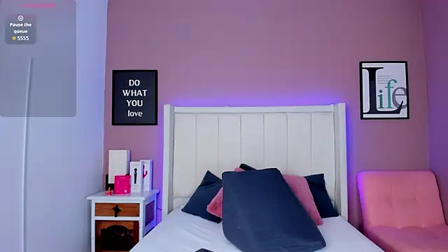 Snapshot of Britanymooree chatting on 11/04/25, 08:08 Britanymooree online show from 11/04/25, 08:08