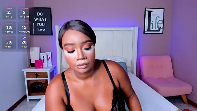 Snapshot of Britanymooree chatting on 11/10/25, 07:46 Britanymooree online show from 11/10/25, 07:46