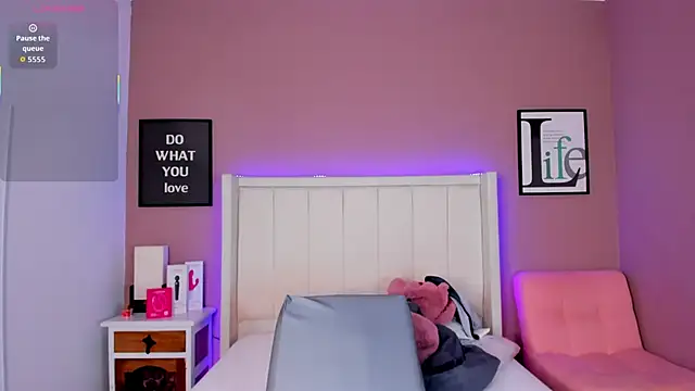 Snapshot of Britanymooree chatting on 11/11/25, 07:58 Britanymooree online show from 11/11/25, 07:58