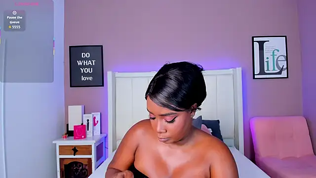 Snapshot of Britanymooree chatting on 11/12/25, 07:46 Britanymooree online show from 11/12/25, 07:46