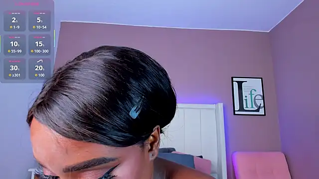 Snapshot of Britanymooree chatting on 11/18/25, 07:29 Britanymooree online show from 11/18/25, 07:29