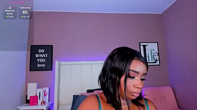 Snapshot of Britanymooree chatting on 11/21/25, 07:34 Britanymooree online show from 11/21/25, 07:34