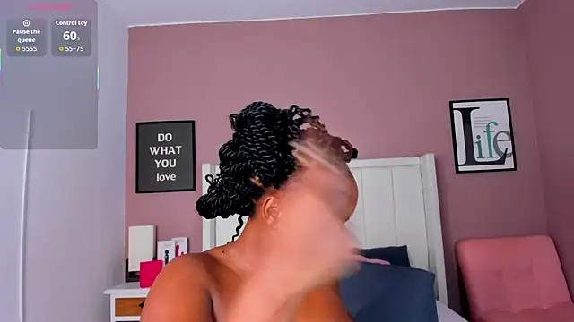 Snapshot of Britanymooree chatting on 11/25/25, 07:47 Britanymooree online show from 11/25/25, 07:47