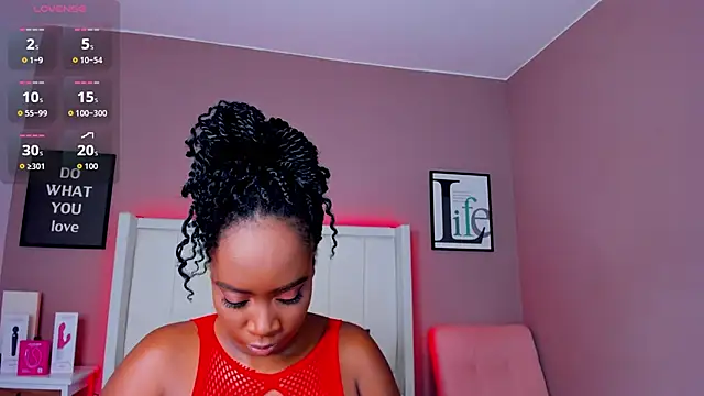 Snapshot of Britanymooree chatting on 12/15/25, 08:02 Britanymooree online show from 12/15/25, 08:02