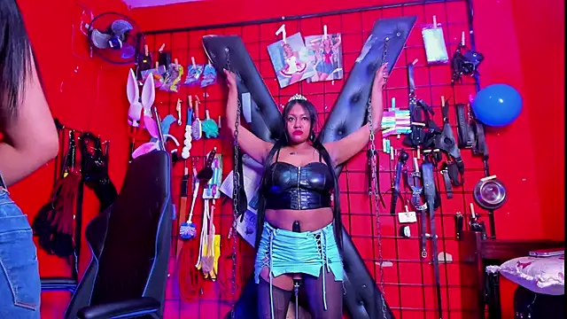 Snapshot of Madame_pain_ chatting on 12/14/24, 01:38 Madame pain online show from 12/14/24, 01:38